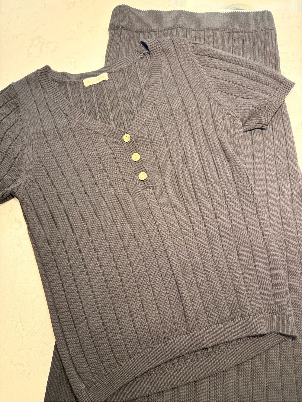 Women's Gray Ribbed V-Neck Short Sleeve Top - Classic Knit